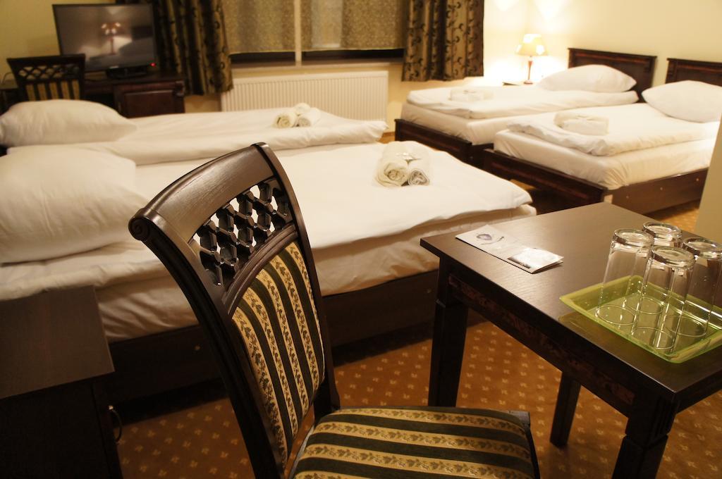 Dworska Elektrownia Hotel Kędzierzyn-Koźle Стая снимка